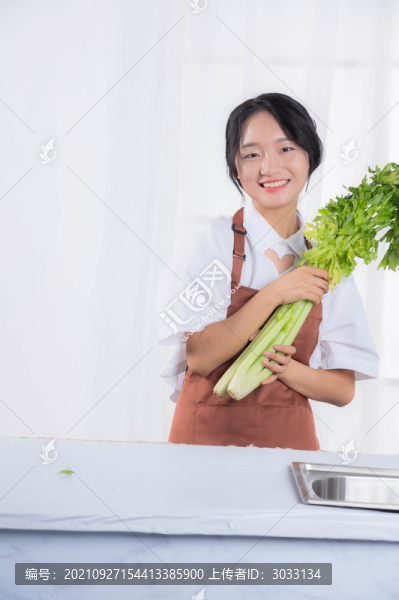 女主在廚房手拿芹菜擺拍