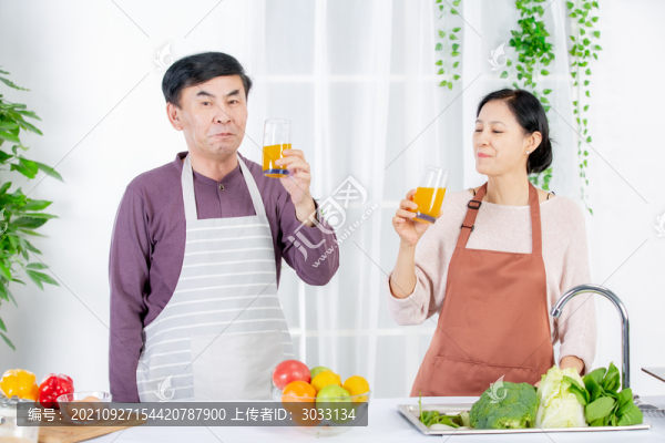 夫妻在廚房喝果汁