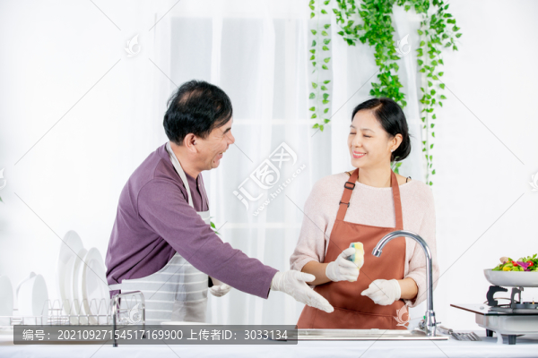 夫妻在廚房做清潔