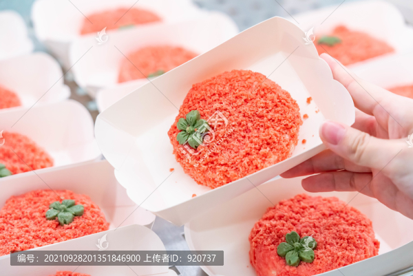 草莓慕斯蛋糕