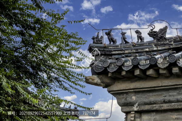 藍(lán)天白云下的北京智化寺脊獸