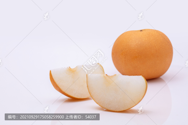 切開的兩片梨和一個(gè)梨子的靜物