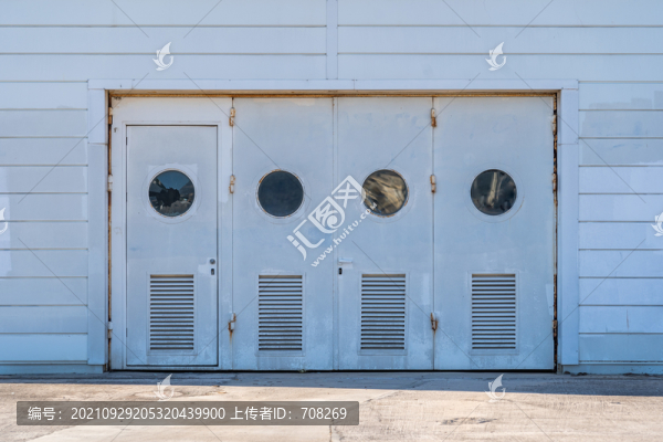現(xiàn)代倉庫鐵門背景