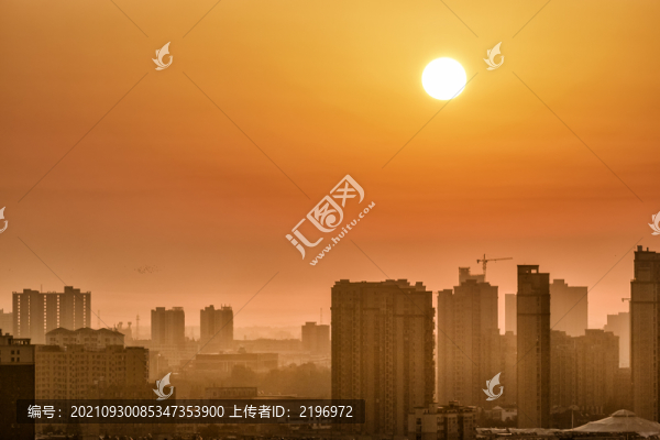 日出城市霞滿(mǎn)天