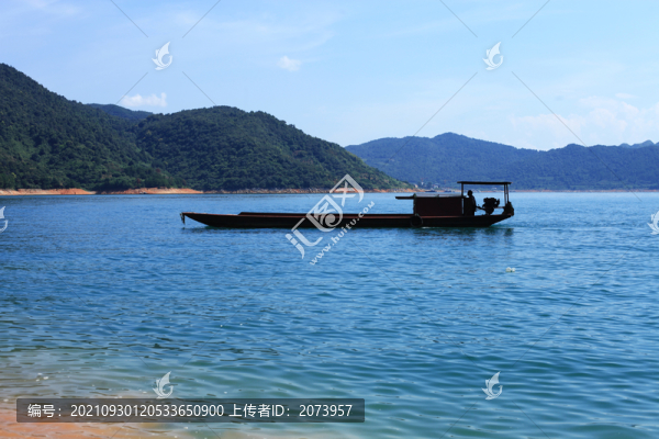 湖面漁船