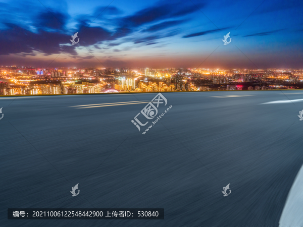 高速公路天際線和城市夜景