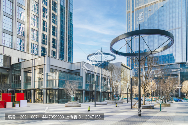藍天白云下的城市建筑
