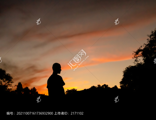 霞光中的青年剪影