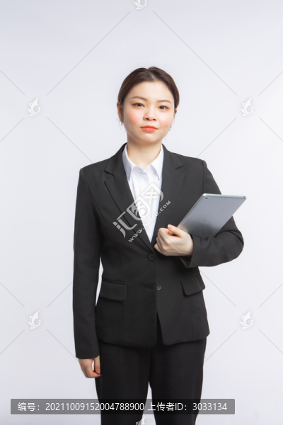 商務女性手拿文件擺拍