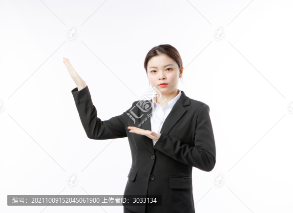 商業(yè)女性站著雙手比手勢
