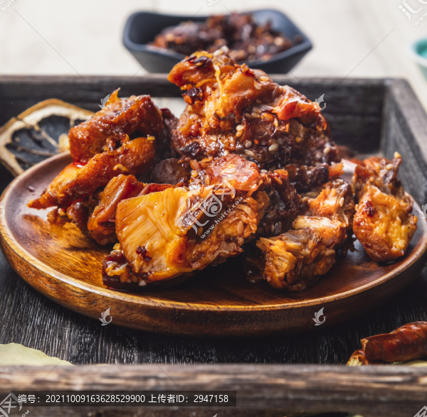 木質盤子里裝著的兔肉