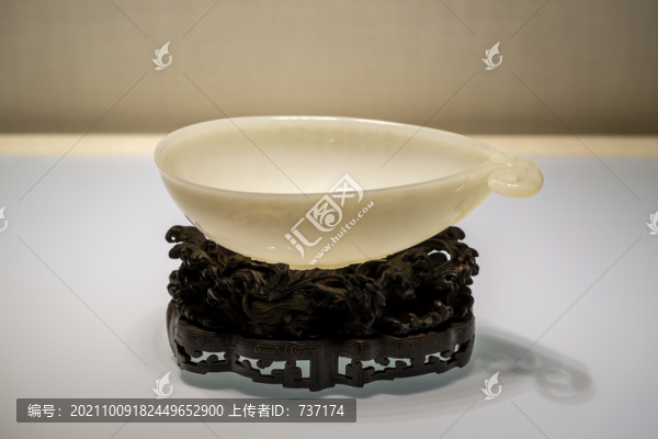 北京故宮珍寶館清乾隆白玉雕茄式