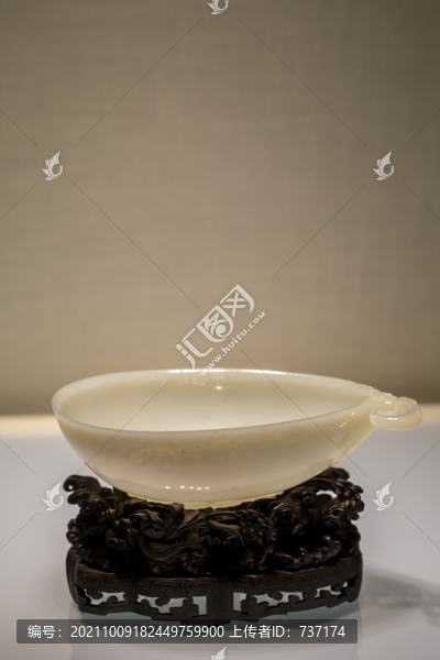 北京故宮珍寶館清乾隆白玉雕茄式