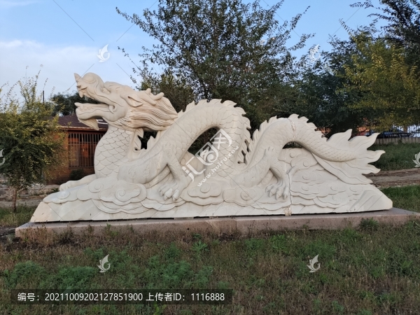 龍雕像側(cè)面