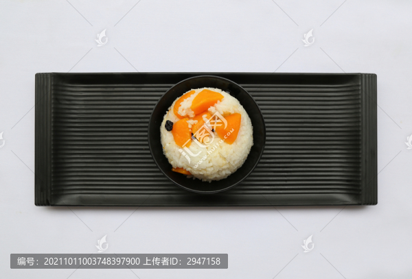 黑色餐具里裝著的地瓜飯