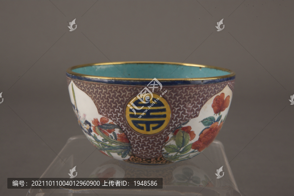 清雍正銅胎廣東畫琺瑯繪花卉紋碗