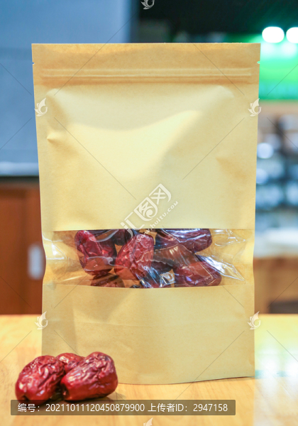 放在桌子上的紅棗