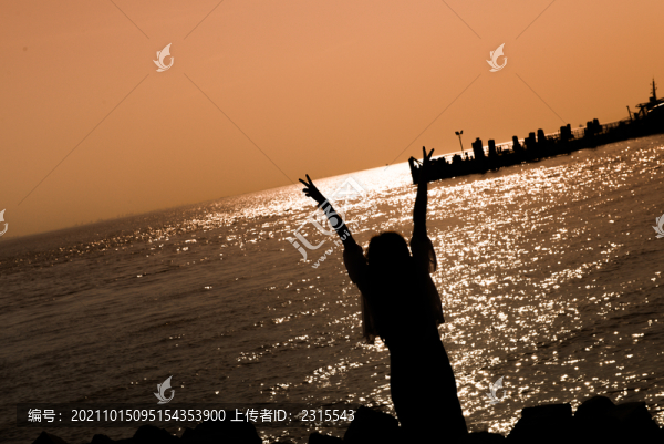 夕陽下少女剪影