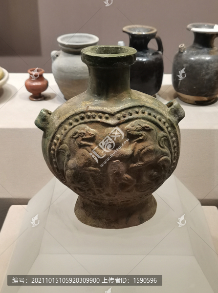 釉陶人物戲獅紋扁壺
