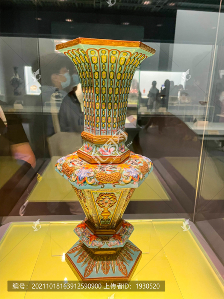 景德鎮(zhèn)窯綠地粉彩描金堆花六角瓶