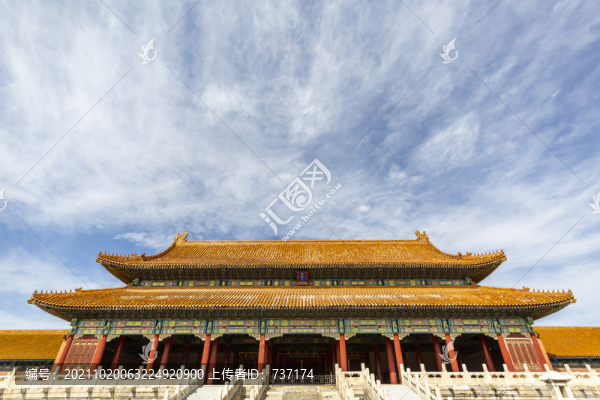 藍(lán)天白云下的北京故宮太和門(mén)