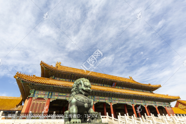 藍天白云下的北京故宮太和門