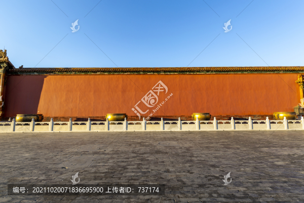 北京故宮的紅墻與鎏金銅缸