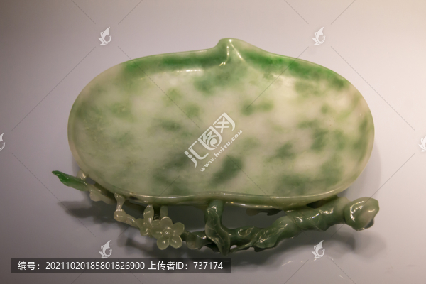 北京故宮珍寶館清代翠雕桃式盤