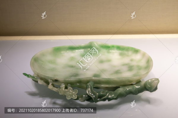 北京故宮珍寶館清代翠雕桃式盤