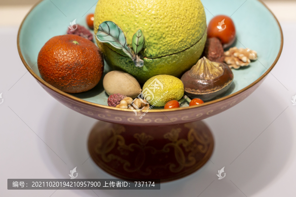 故宮珍寶館粉彩瓷像生果盤局部