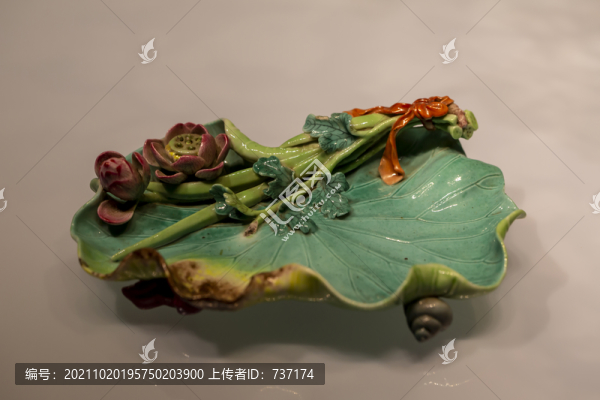 北京故宮珍寶館粉彩雕鑲荷葉式洗