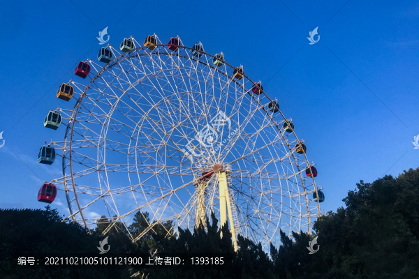 高清藍(lán)天摩天輪娛樂(lè)設(shè)施