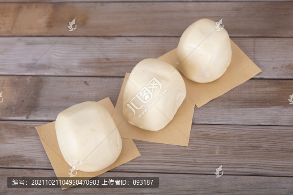 整齊一排剛剛做好的白面饅頭