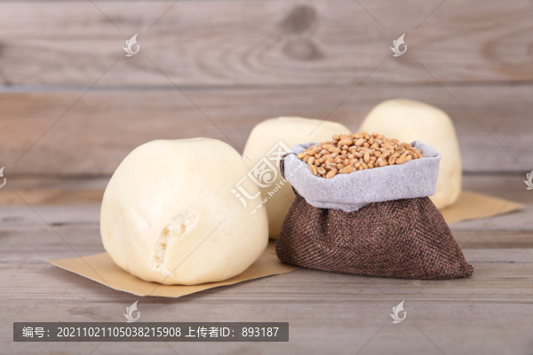 三個(gè)饅頭和一小袋成熟的麥子
