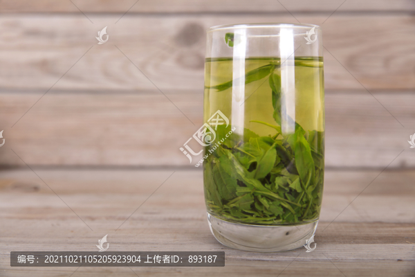 木質(zhì)桌子上一杯剛泡好的綠茶
