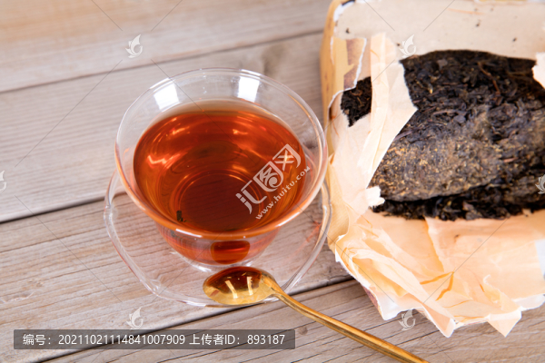 半塊黑茶茶磚及一個(gè)小勺子