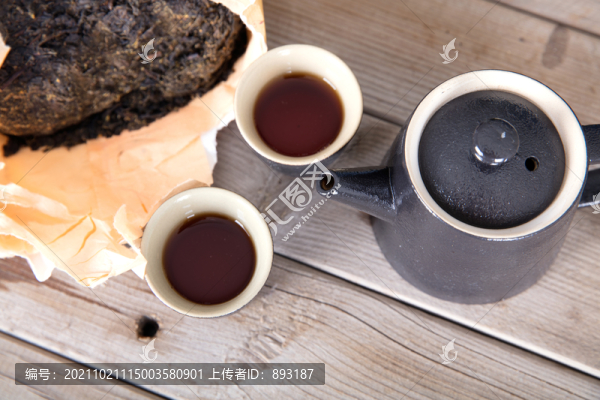 黑磚茶和茶杯茶壺在桌子上