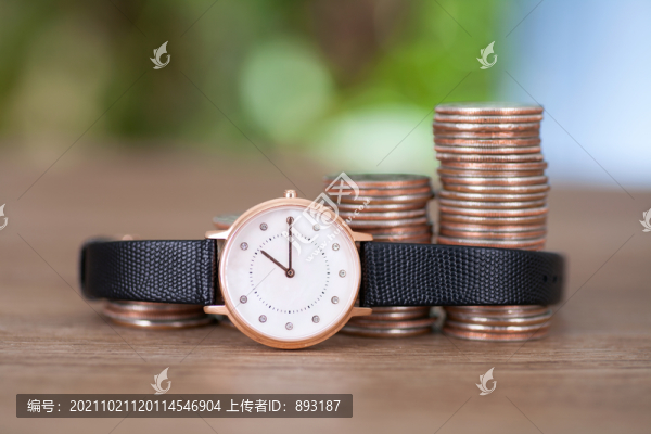 遞增的歐元硬幣上放著一個手表