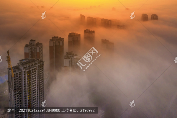 城市日出晨霧如瀑