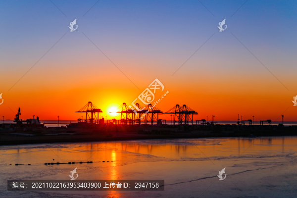 河北北戴河大海邊碼頭工地的日出