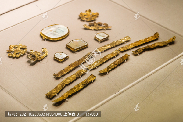 漢代金鑲貝玉婦女頭飾耳環(huán)