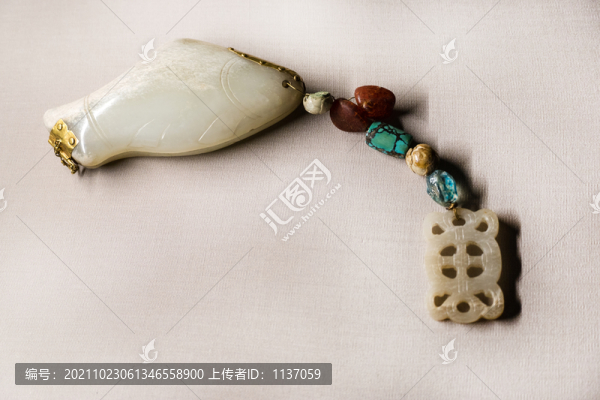 遼代魚形玉盒松石珠飾