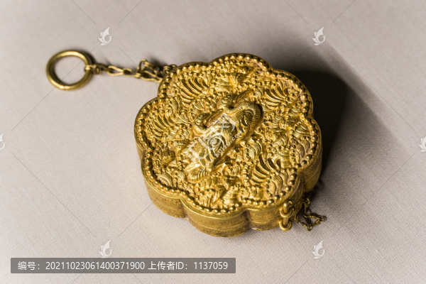 遼代八曲聯(lián)弧形金盒
