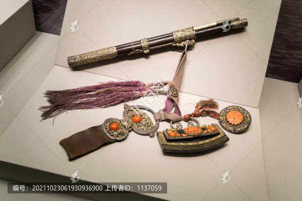 清代鑲銀鍍金龍紋蒙古刀