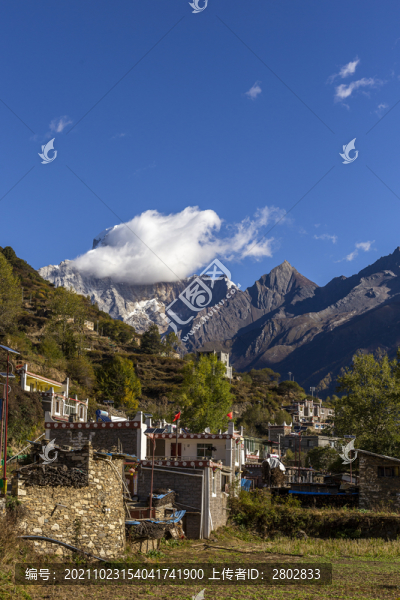 四姑娘山下的村莊風(fēng)景