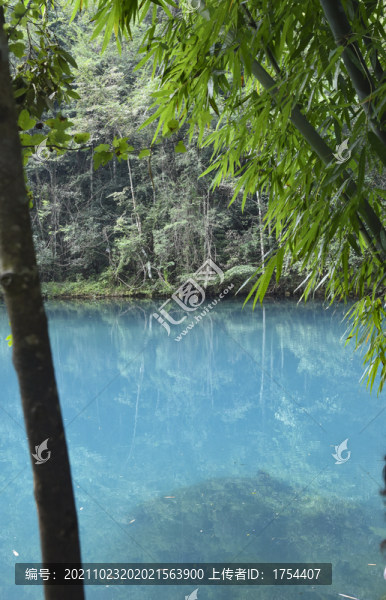 清澈湖水