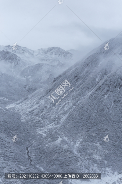 高原雪山下雪風(fēng)景