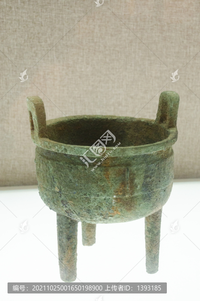 天湖墓地出土商代晚期青銅鼎
