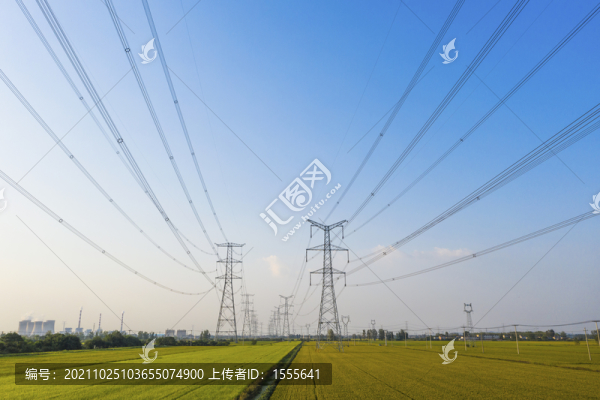 田野上輸電塔