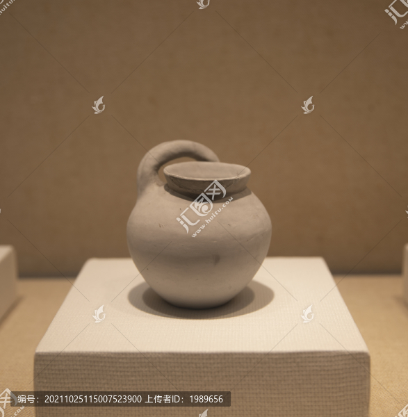 余杭良渚文化灰陶側把壺